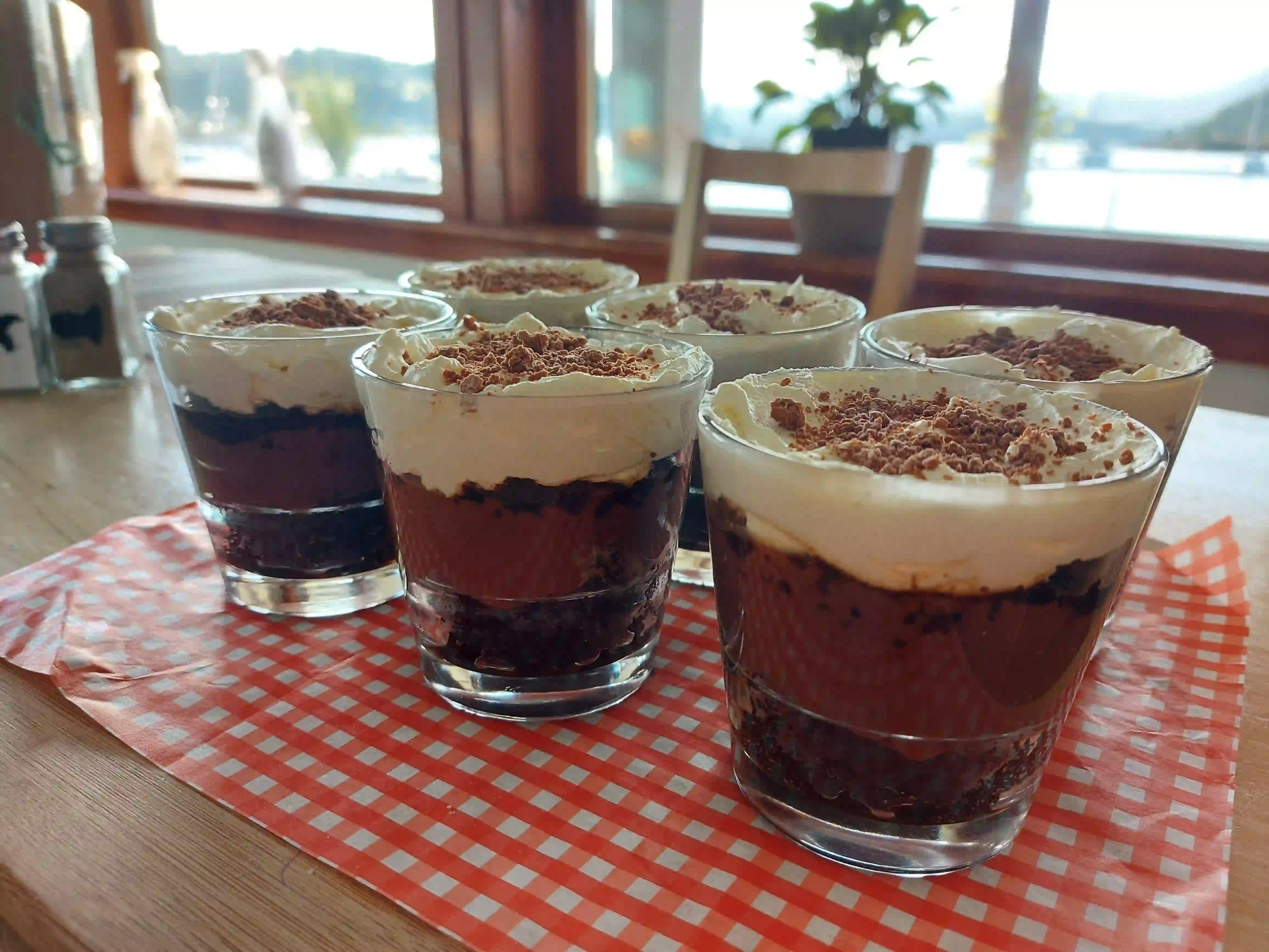 Six decadent chocolate mousse pots